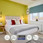 4 Bedroom House By Homebird Management Short Lets & Serviced With Parking, Garden & Patio Area