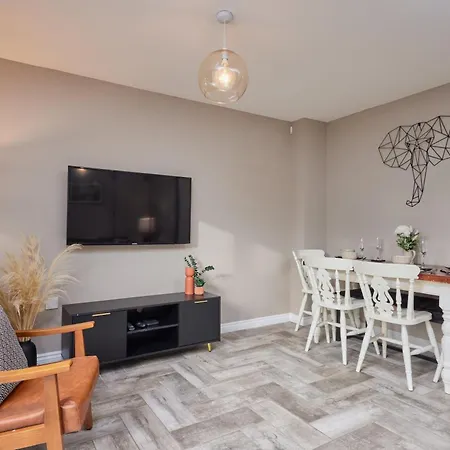 4 Bedroom House By Homebird Management Short Lets & Serviced With Parking, Garden & Patio Area * Leeds (West Yorkshire)