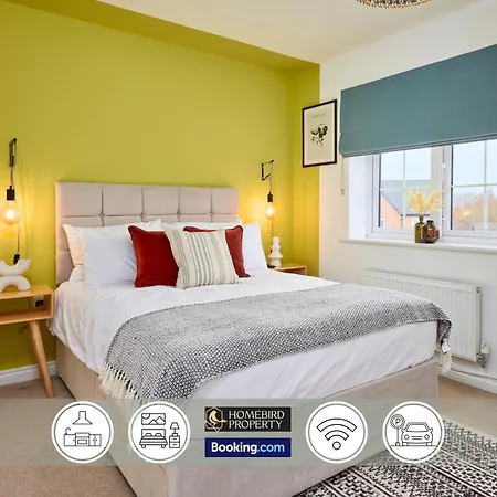 4 Bedroom House By Homebird Management Short Lets & Serviced With Parking, Garden & Patio Area