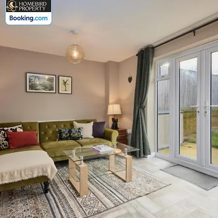 4 Bedroom House By Homebird Management Short Lets & Serviced With Parking, Garden & Patio Area לידס