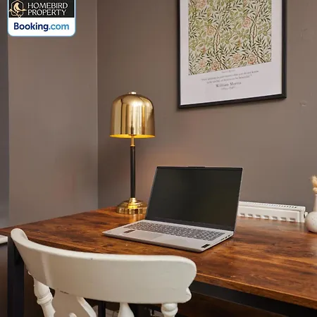 4 Bedroom House By Homebird Management Short Lets & Serviced With Parking, Garden & Patio Area Leeds (West Yorkshire)