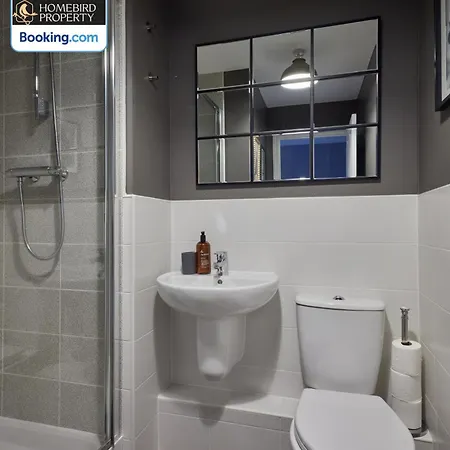 Vakantiehuis 4 Bedroom House By Homebird Management Short Lets & Serviced With Parking, Garden & Patio Area Leeds (West Yorkshire)