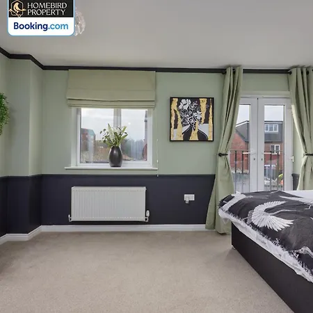4 Bedroom House By Homebird Management Short Lets & Serviced With Parking, Garden & Patio Area לידס