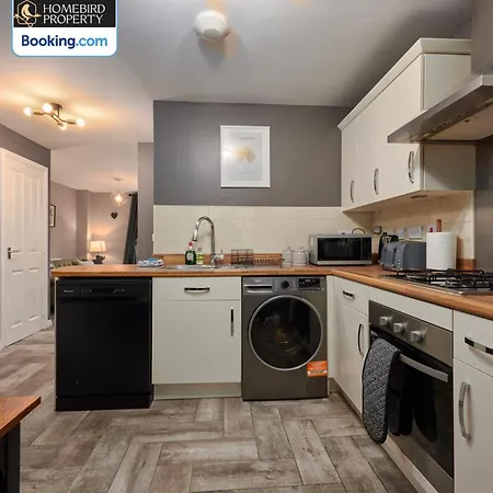 Casa vacanze 4 Bedroom House By Homebird Management Short Lets & Serviced With Parking, Garden & Patio Area *