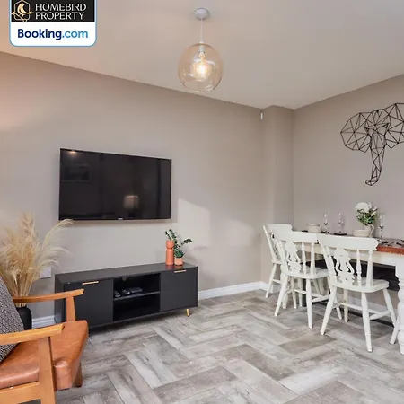 Casa vacanze 4 Bedroom House By Homebird Management Short Lets & Serviced With Parking, Garden & Patio Area