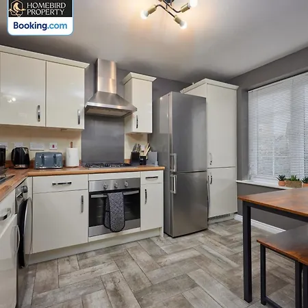 4 Bedroom House By Homebird Management Short Lets & Serviced With Parking, Garden & Patio Area Casa vacanze Leeds (West Yorkshire)