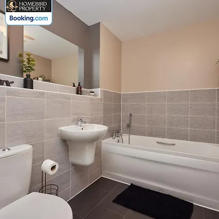 4 Bedroom House By Homebird Management Short Lets & Serviced With Parking, Garden & Patio Area Casa vacanze