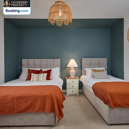 Vakantiehuis 4 Bedroom House By Homebird Management Short Lets & Serviced With Parking, Garden & Patio Area