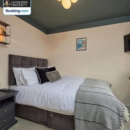 4 Bedroom House By Homebird Management Short Lets & Serviced With Parking, Garden & Patio Area Casa vacanze